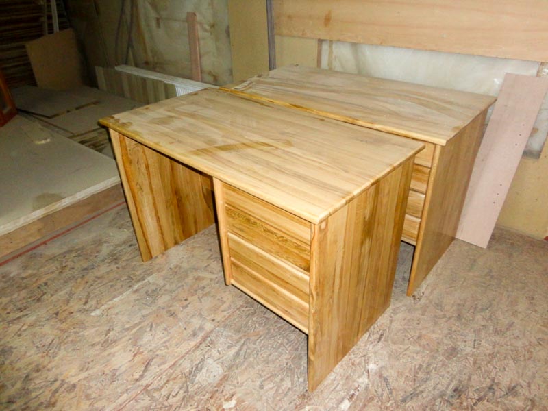 escritorio de madera con cajones