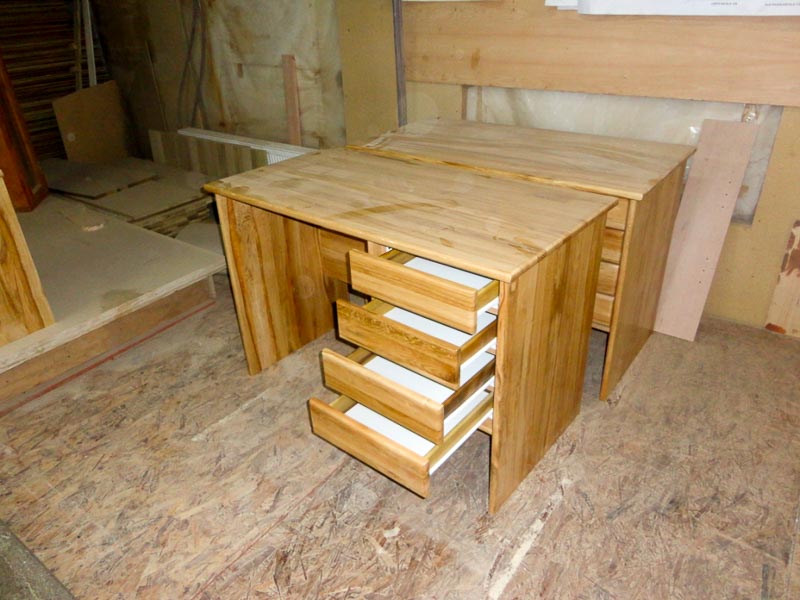 escritorio de madera con cajones abiertos para proyectos de interiorismo