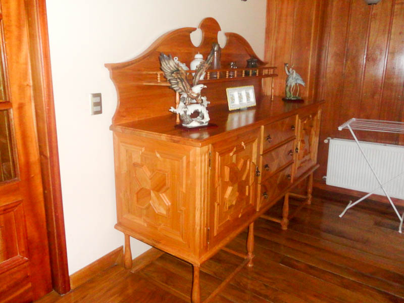 muebles rústicos de madera pegado a la pared