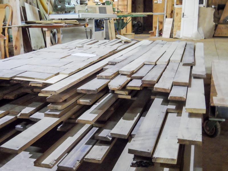 tablas de maderas apiladas en muebles hz