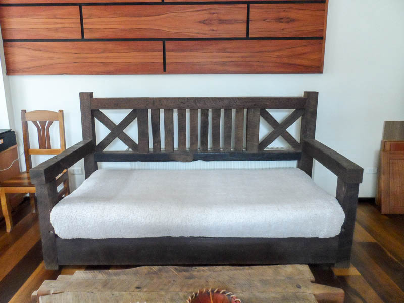sillón de madera rústico