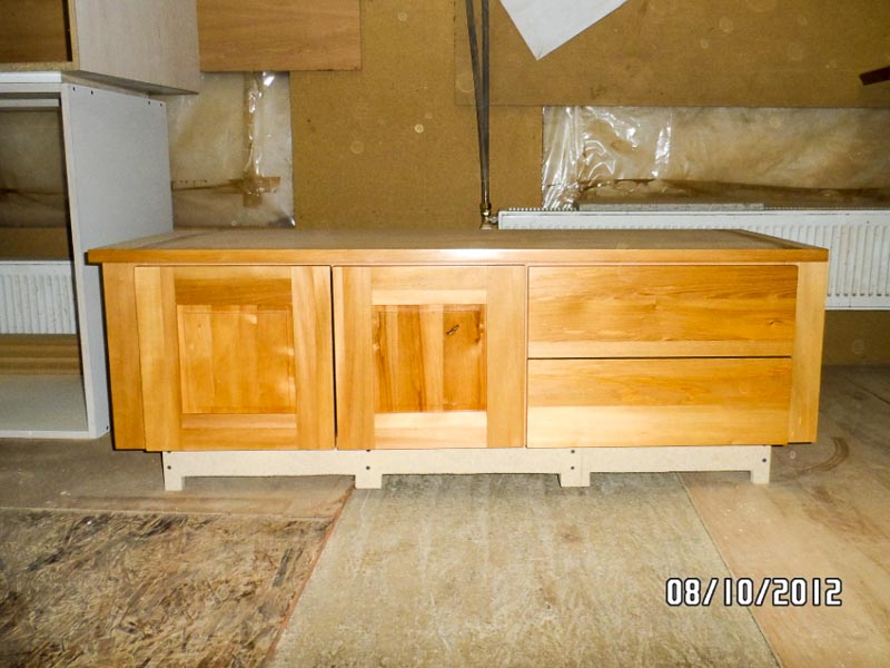 mueble con puerta de madera barnizado