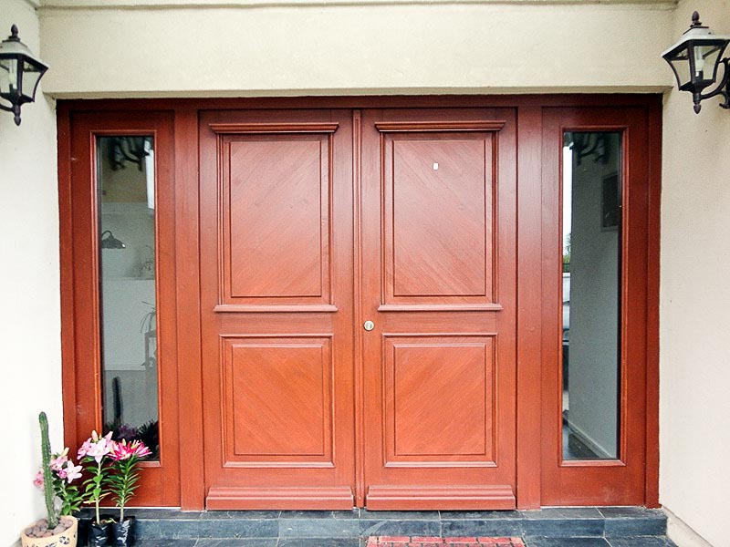 puerta de madera con molduras