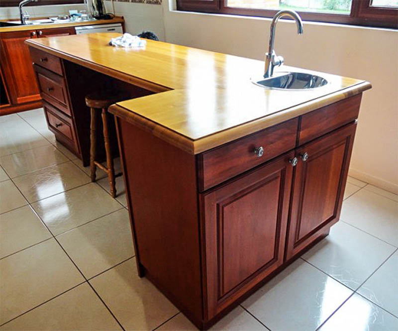 Mueble rústico de madera de cocina con lavaplato