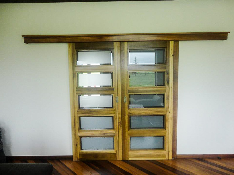 puerta de madera rustica con vitrales