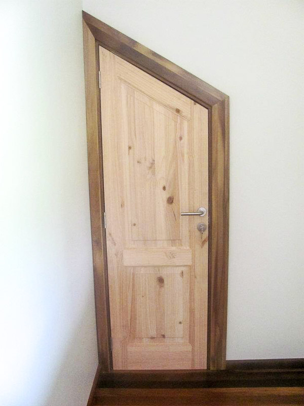 puerta de madera asimétrica de interior