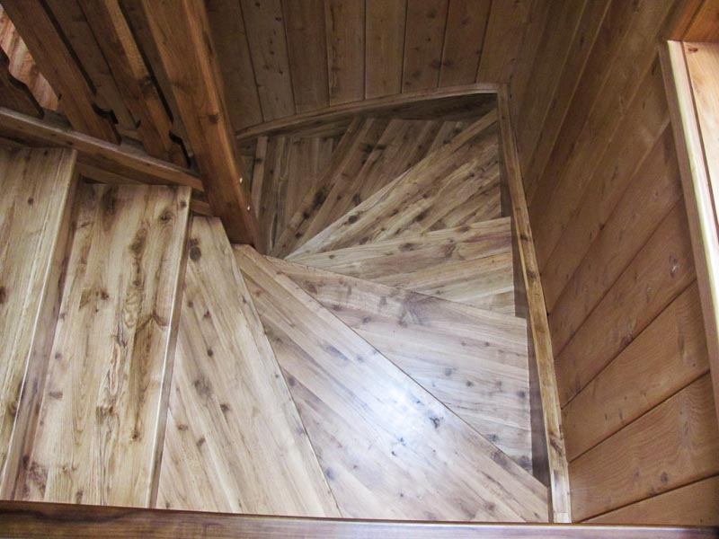 escalera de madera rústica